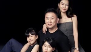 开云-刘维伟妻子：所谓的“刘母声明”太假！谁家协议离婚了还拍全家福