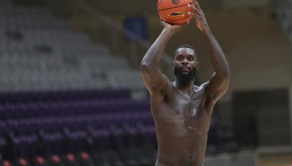 开云官网-史蒂芬森将进行个人试训 篮网雄鹿等队将现场考察