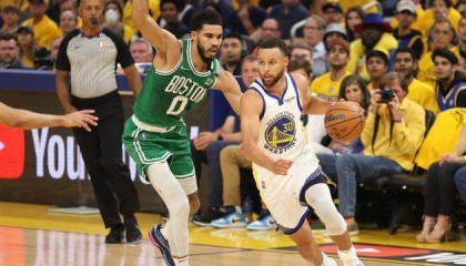 开云APP-攻防一体！库里第三节完美表现带队扳平总比分