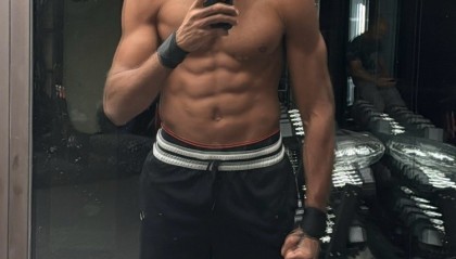 开云注册网址-戈贝尔展示全新光头造型，前队友唐斯以法语幽默调侃：兄弟这是彻底秃了？