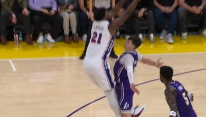 这姿势有点搞笑🤣恩比德诡异姿势造成拉拉维亚投篮犯规